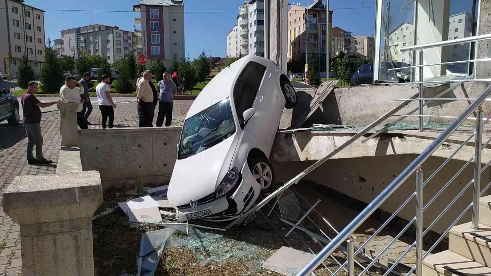 Fren yerine gaza bastı, önce dükkana girdi, sonra bahçeye düştü