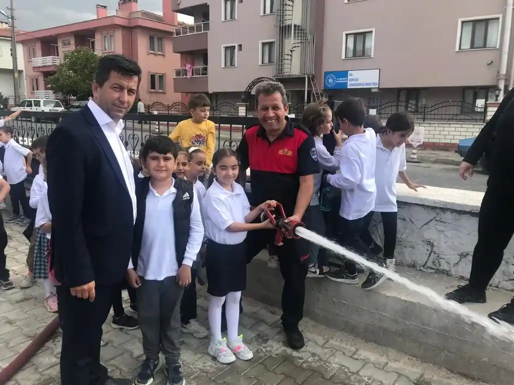 Gediz'de öğrencilerden İtfaiye Müdürlüğü'nde