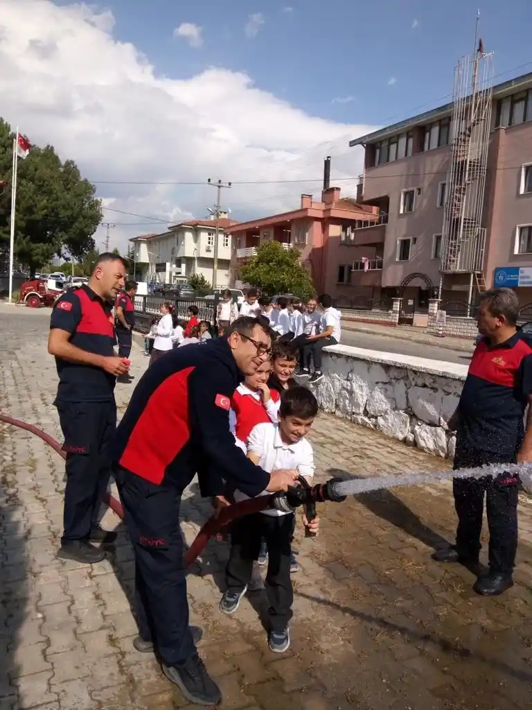 Gediz’de öğrencilerden İtfaiye Müdürlüğü’nde