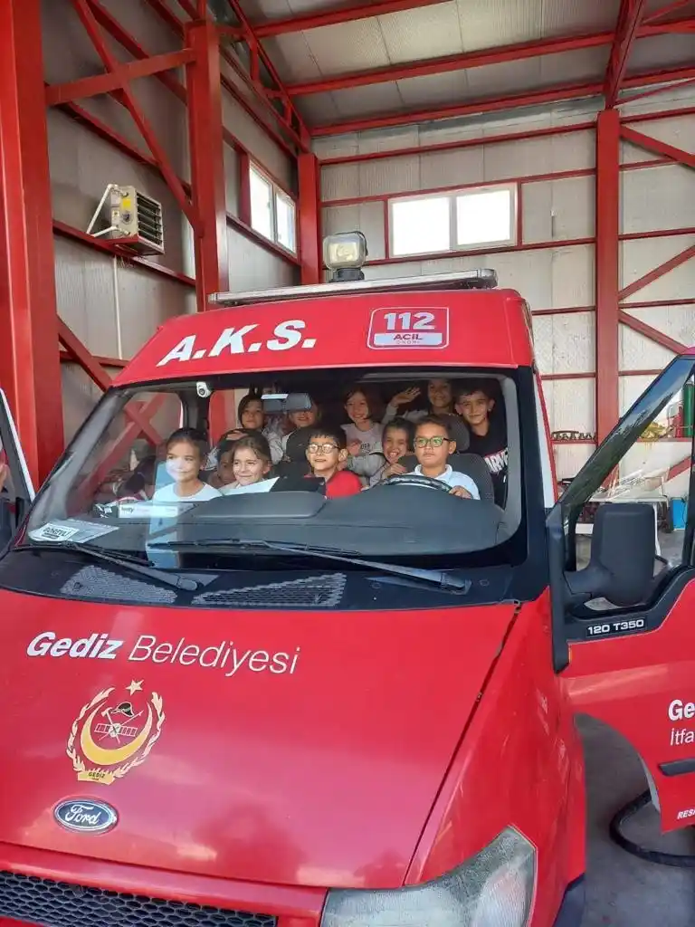 Gediz’de öğrencilerden İtfaiye Müdürlüğü’nde