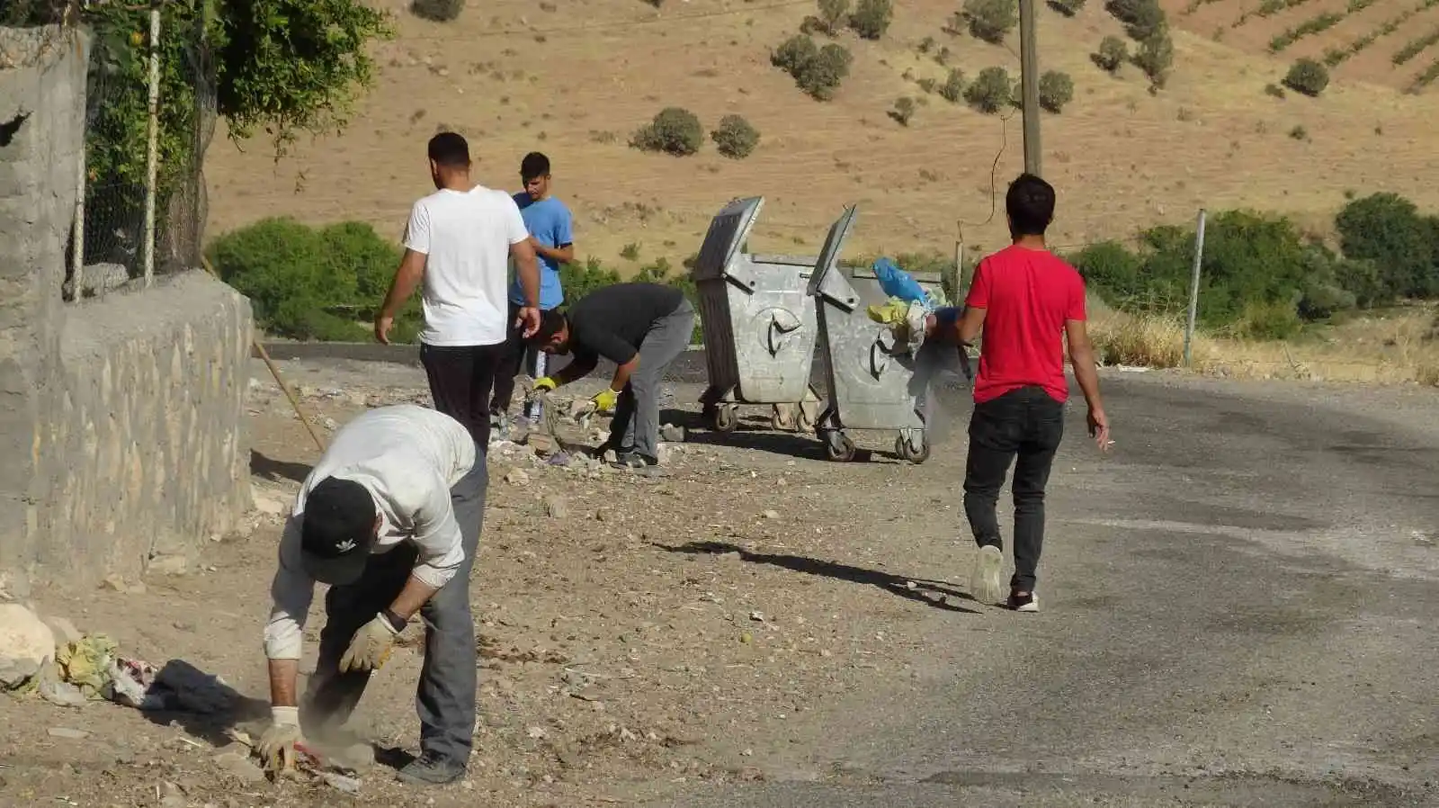 Gercüş'te gönüllü gençler çevre temizliği yaptı
