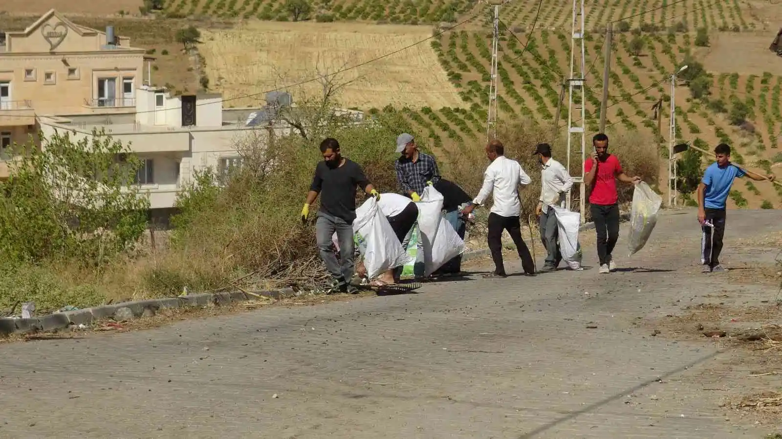 Gercüş’te gönüllü gençler çevre temizliği yaptı
