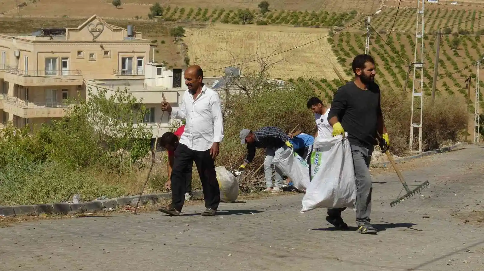 Gercüş’te gönüllü gençler çevre temizliği yaptı
