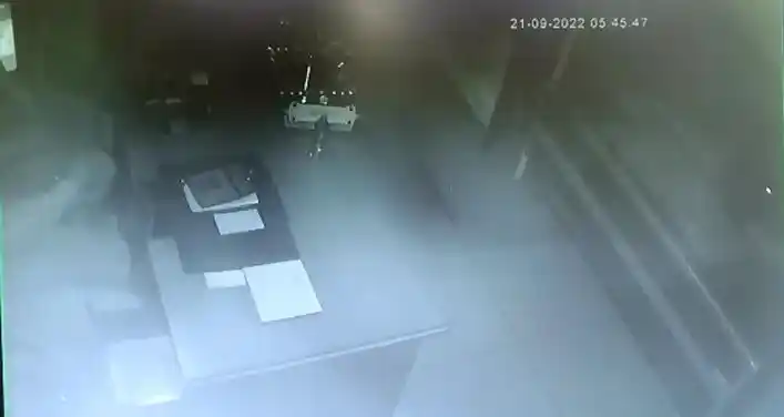 Girdiği dükkanda umduğunu bulamayan hırsız, kasadaki bozuklukları çaldı