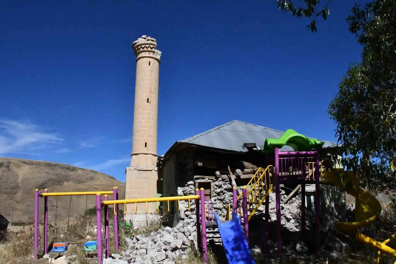 Göle depremi sonra yıkımın en fazla yaşandığı Çullu köyü drone ile görüntülendi
