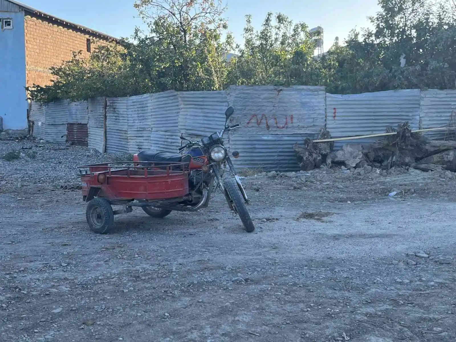 Gözünü taşla yaralayan adamı tüfekle vurdu
