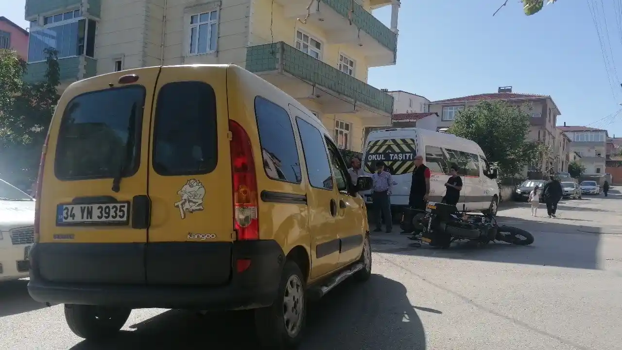 Hafif ticari araç ile çarpışan motosikletin sürücüsü savruldu