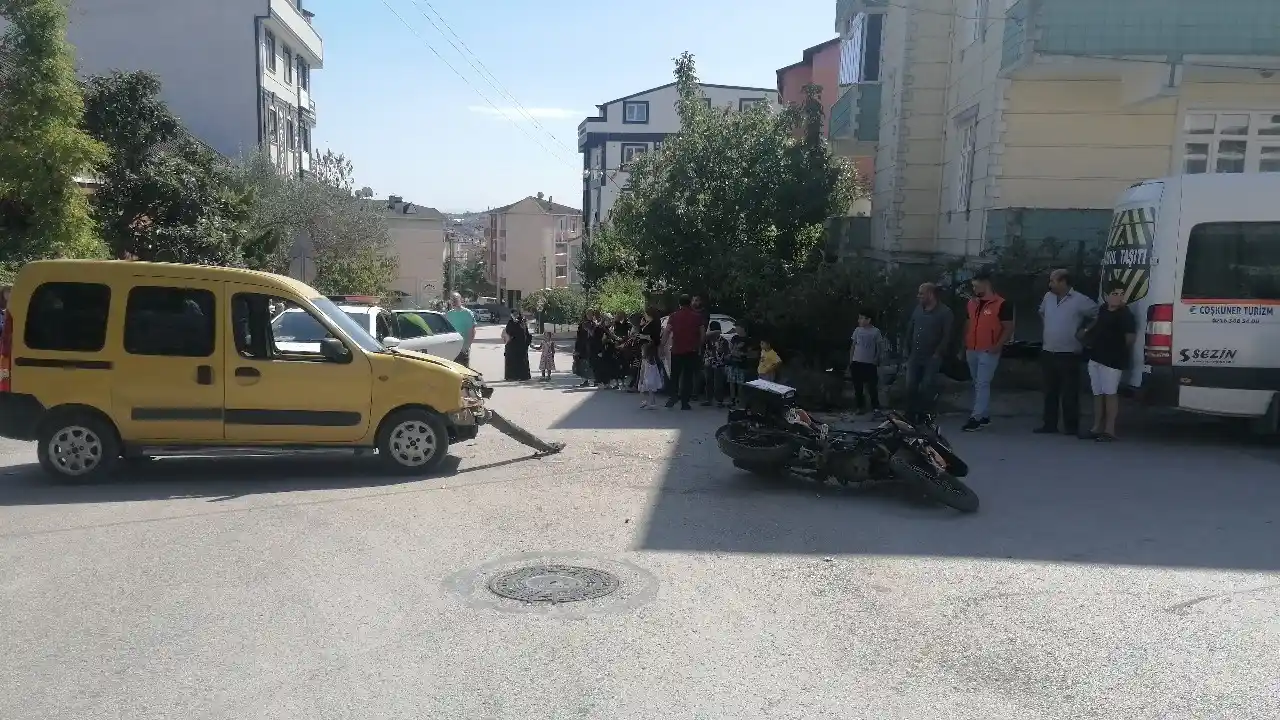 Hafif ticari araç ile çarpışan motosikletin sürücüsü savruldu