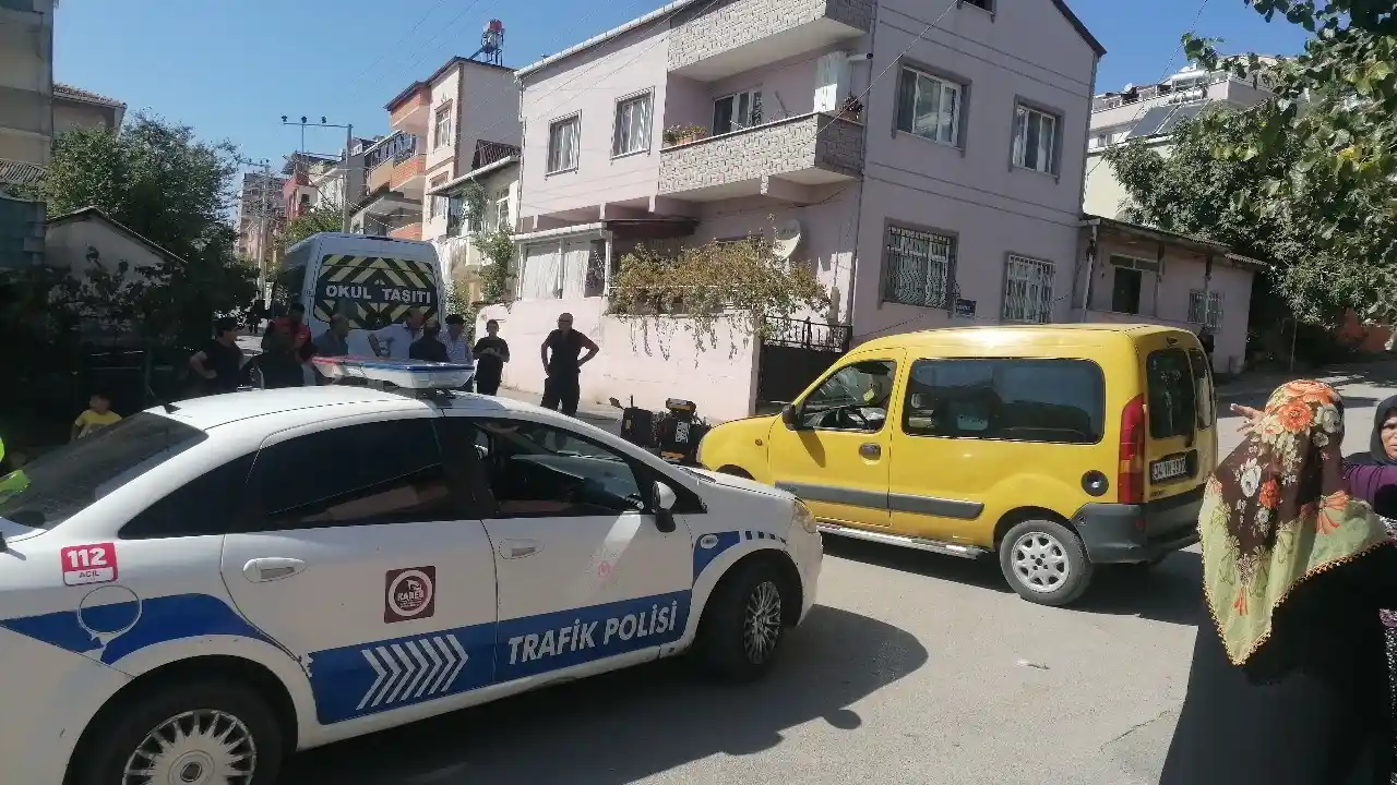 Hafif ticari araç ile çarpışan motosikletin sürücüsü savruldu