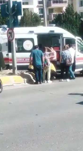 Hasta taşıyan ambulansla hafif ticari araç çarpıştı; 4 yaralı
