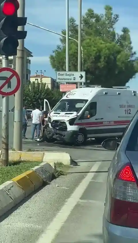 Hasta taşıyan ambulansla hafif ticari araç çarpıştı; 4 yaralı
