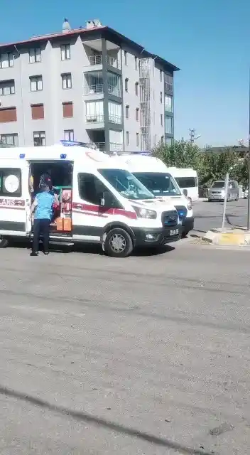 Hasta taşıyan ambulansla hafif ticari araç çarpıştı; 4 yaralı
