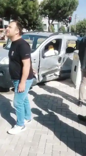 Hasta taşıyan ambulansla hafif ticari araç çarpıştı; 4 yaralı
