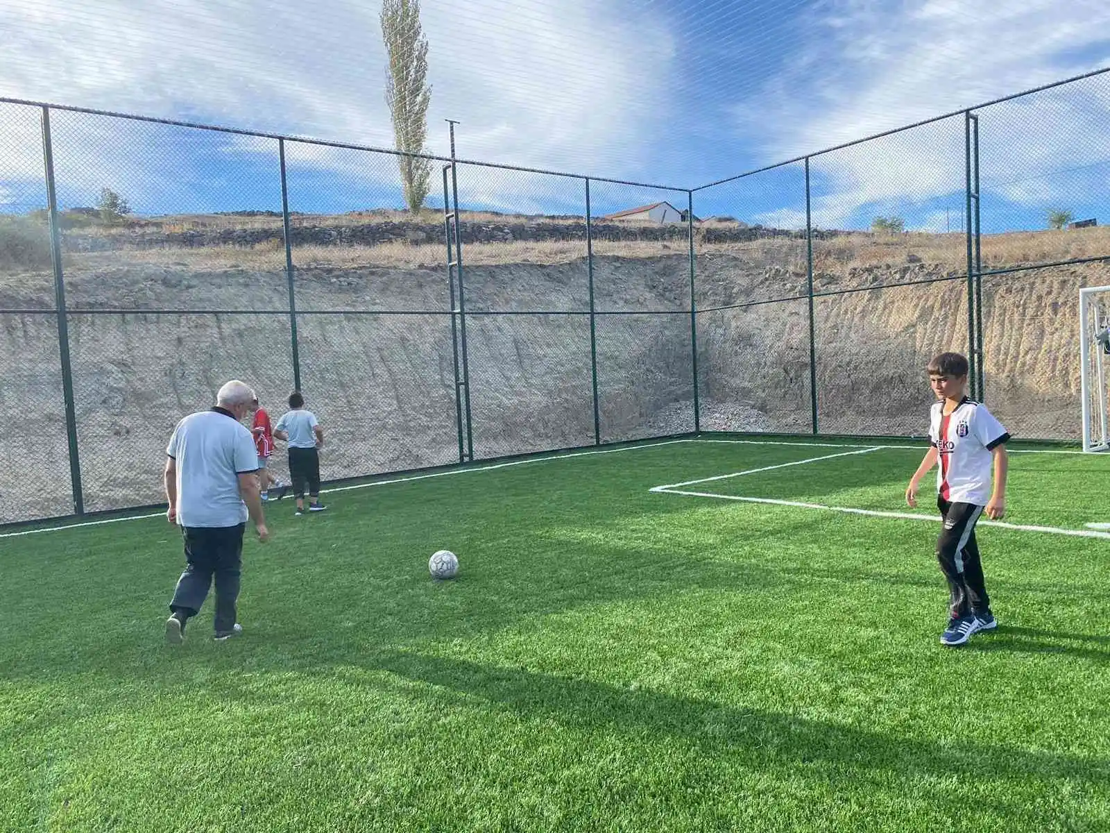 Hisarcık Dereköy’de sentetik çim yüzeyli halı saha hizmete girdi
