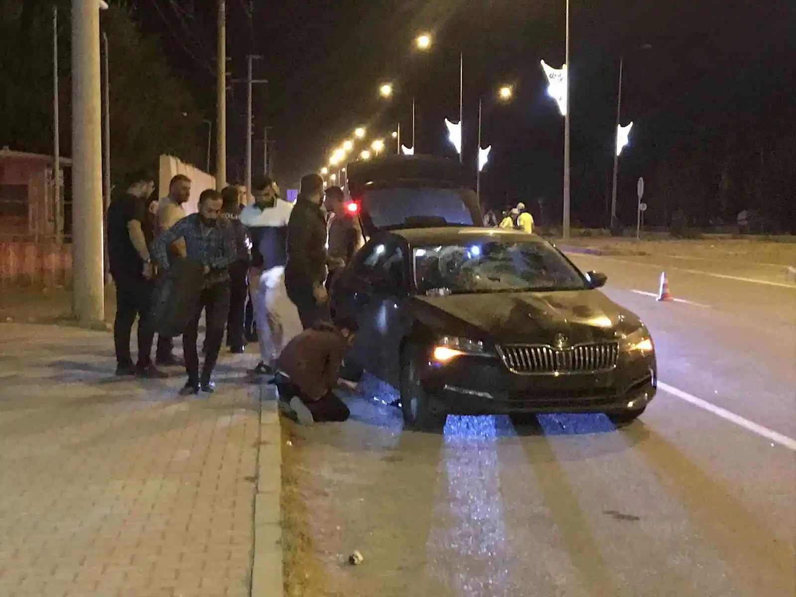 Iğdır’da otomobilin çarptığı genç, bisikletinden fırlayarak aracın ön camına düştü
