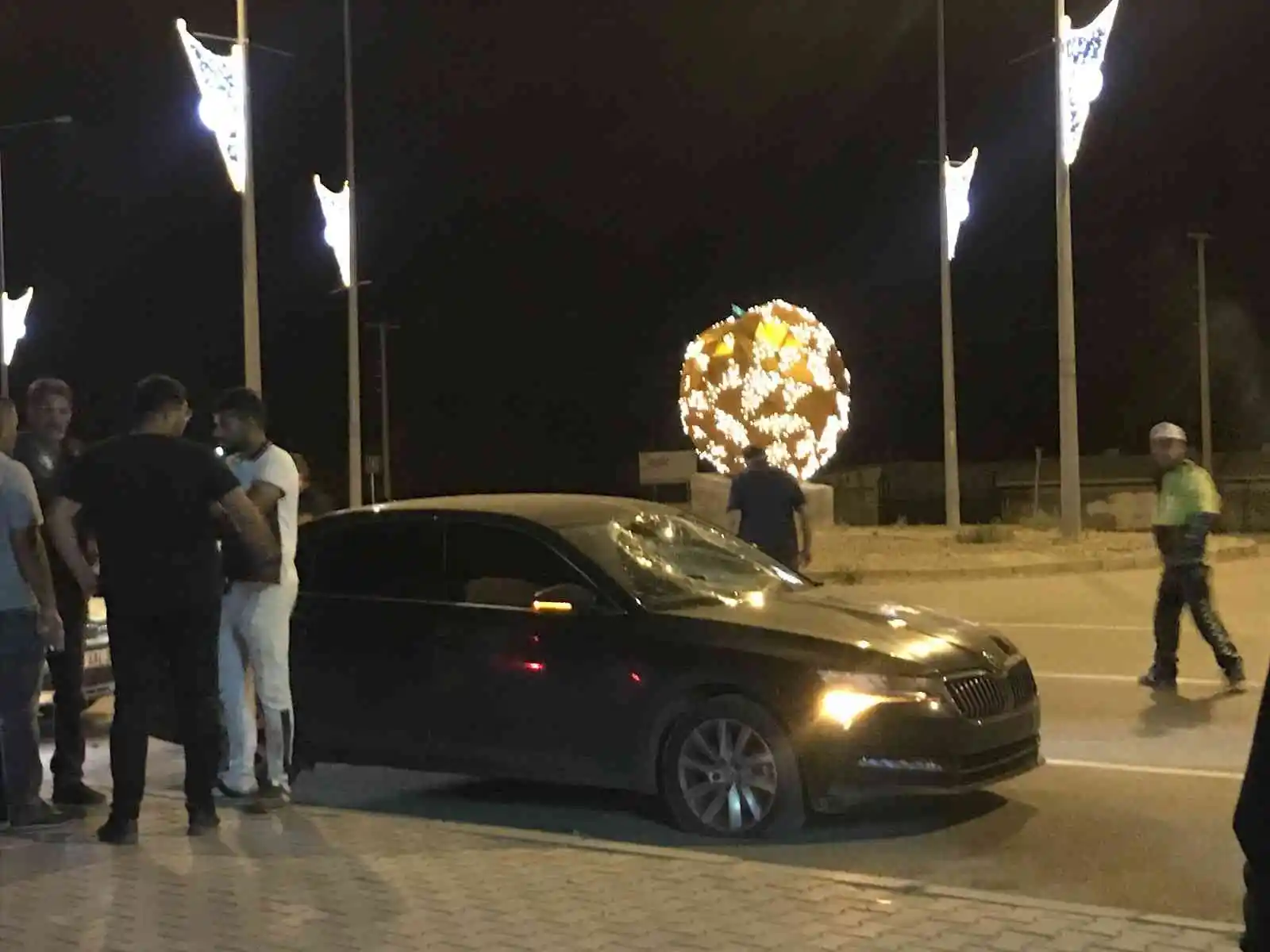 Iğdır’da otomobilin çarptığı genç, bisikletinden fırlayarak aracın ön camına düştü
