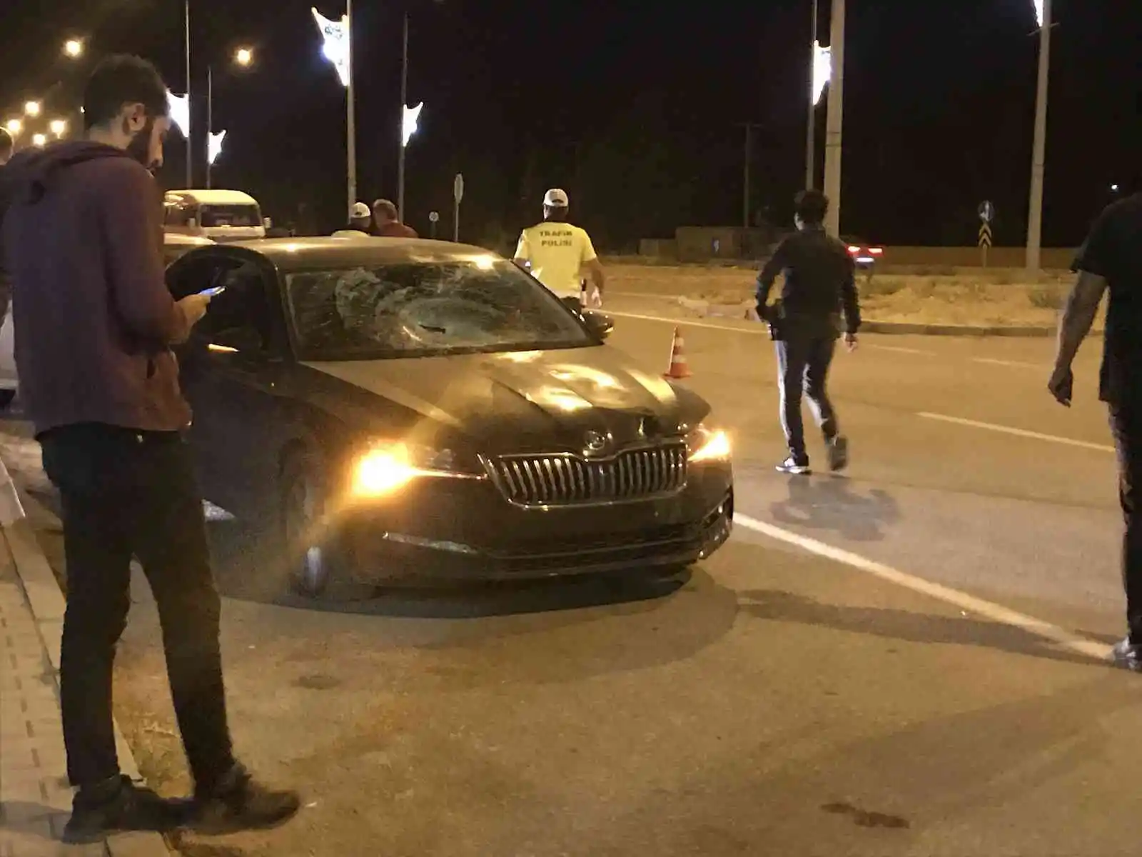 Iğdır’da otomobilin çarptığı genç, bisikletinden fırlayarak aracın ön camına düştü
