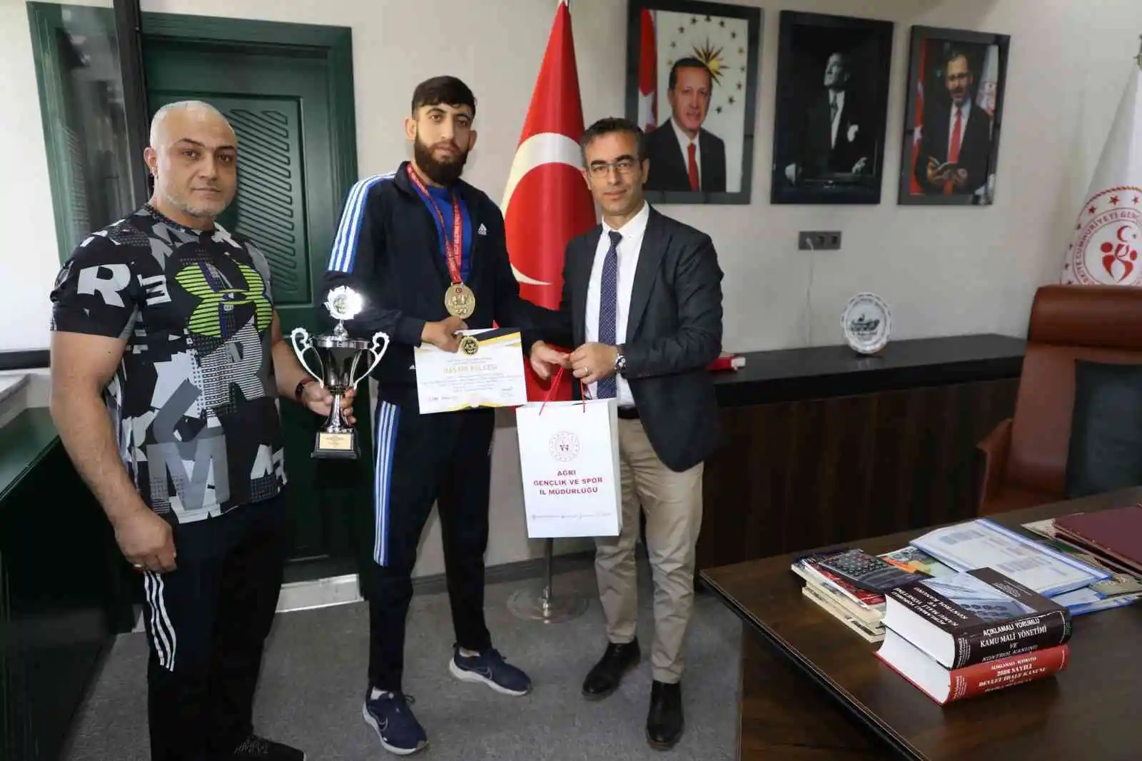 İl Müdürü Din, şampiyon sporcuyla bir araya geldi