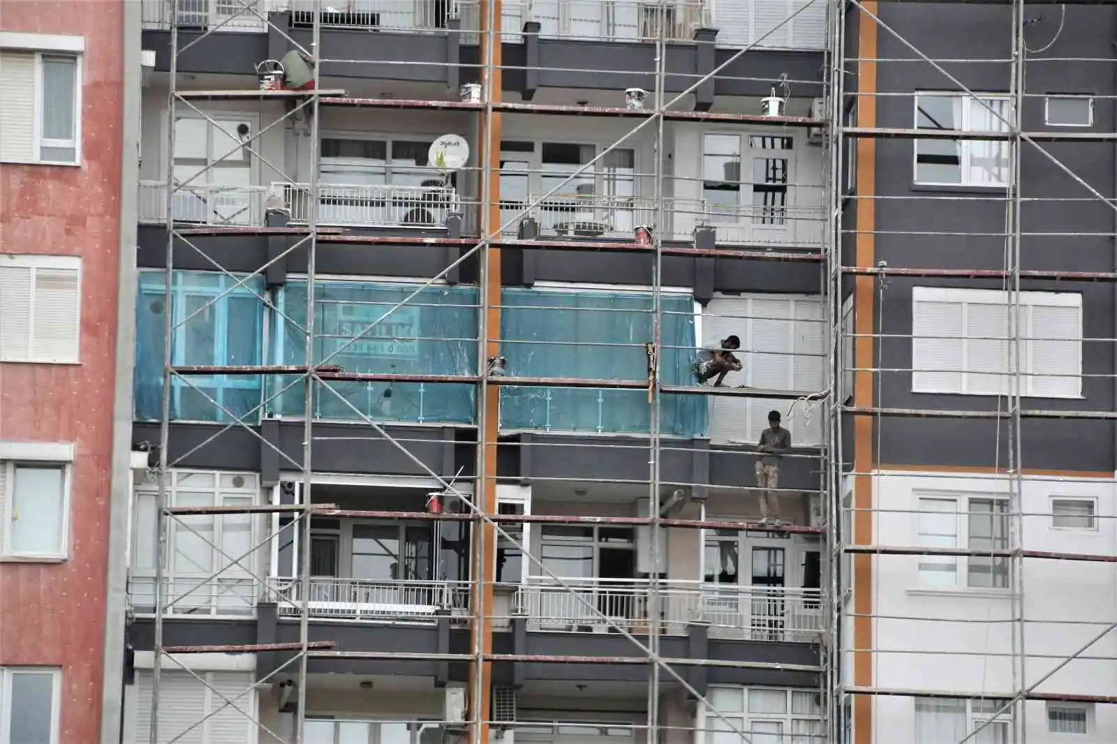 İnşaat işçilerinin 15 katlı binada güvenlik önlemi olmadan çalışmaları yürekleri ağza getirdi
