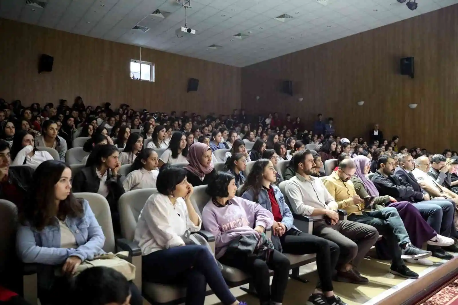 İpekyolu Belediyesi’nden “Heba” adlı tiyatro gösterisi
