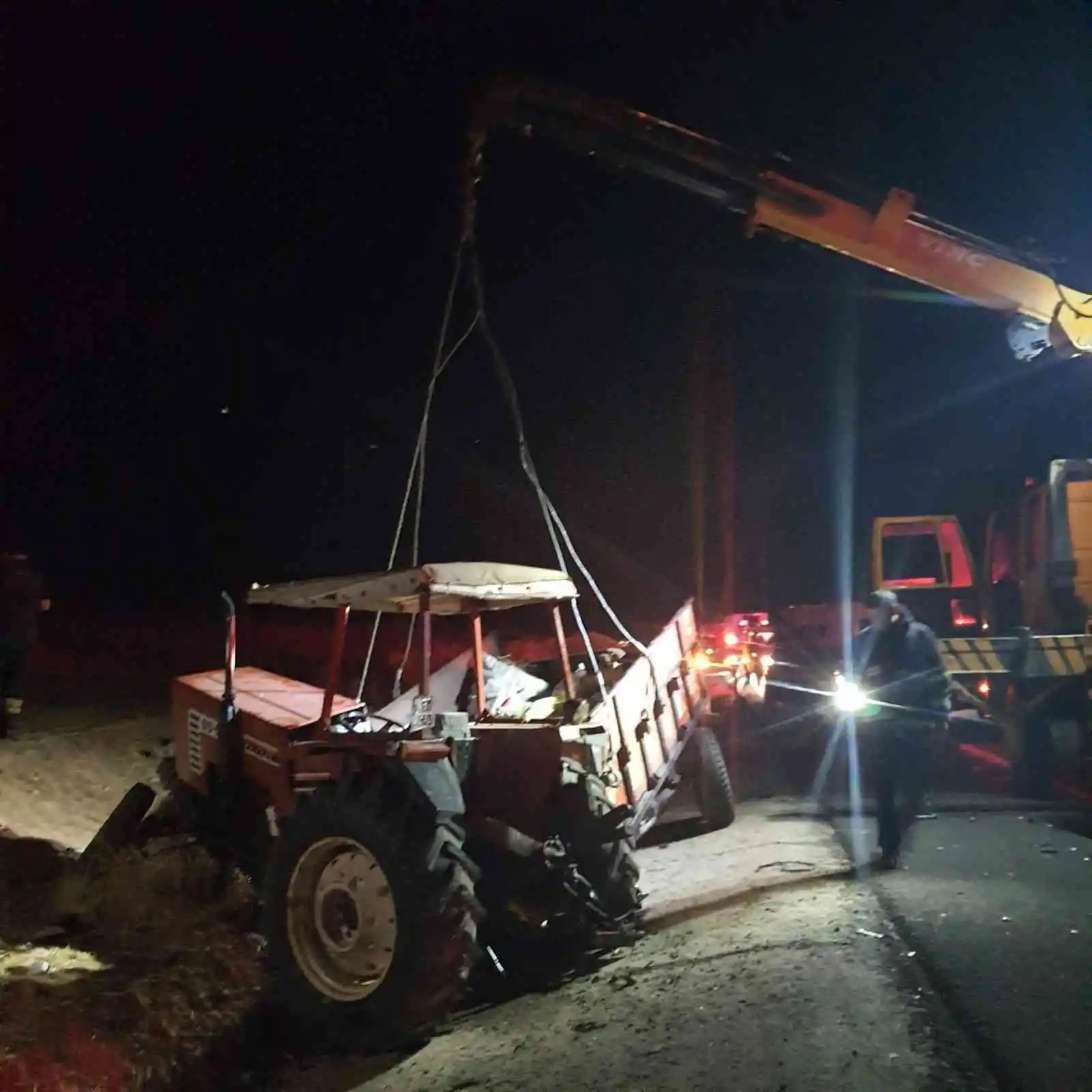 İşçileri taşıyan traktör ile kamyon çarpıştı: 1 ölü, 6 yaralı
