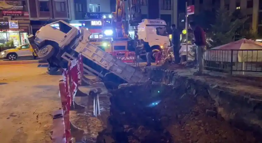 İSKİ çalışmasında yol çöktü, hafriyat kamyonu çukura düştü