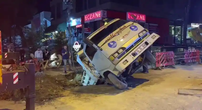 İSKİ çalışmasında yol çöktü, hafriyat kamyonu çukura düştü
