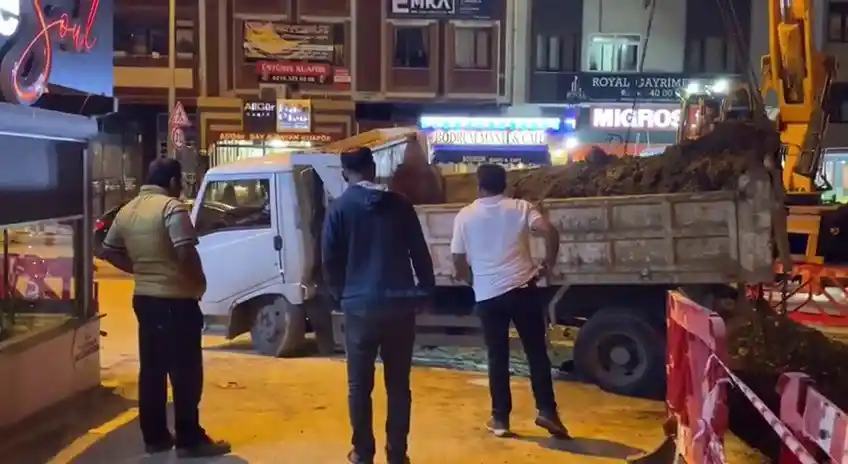 İSKİ çalışmasında yol çöktü, hafriyat kamyonu çukura düştü