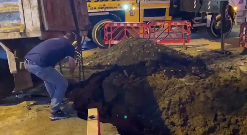 İSKİ çalışmasında yol çöktü, hafriyat kamyonu çukura düştü