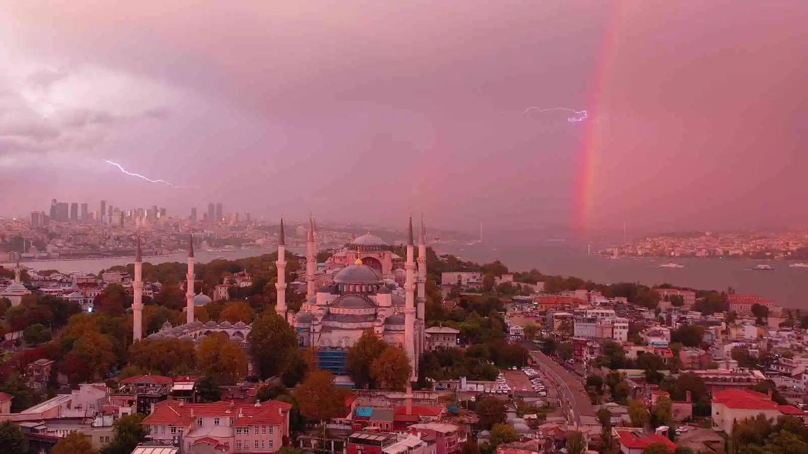 İstanbul'da gökkuşağı ve şimşekler kartpostallık görüntü oluşturdu

