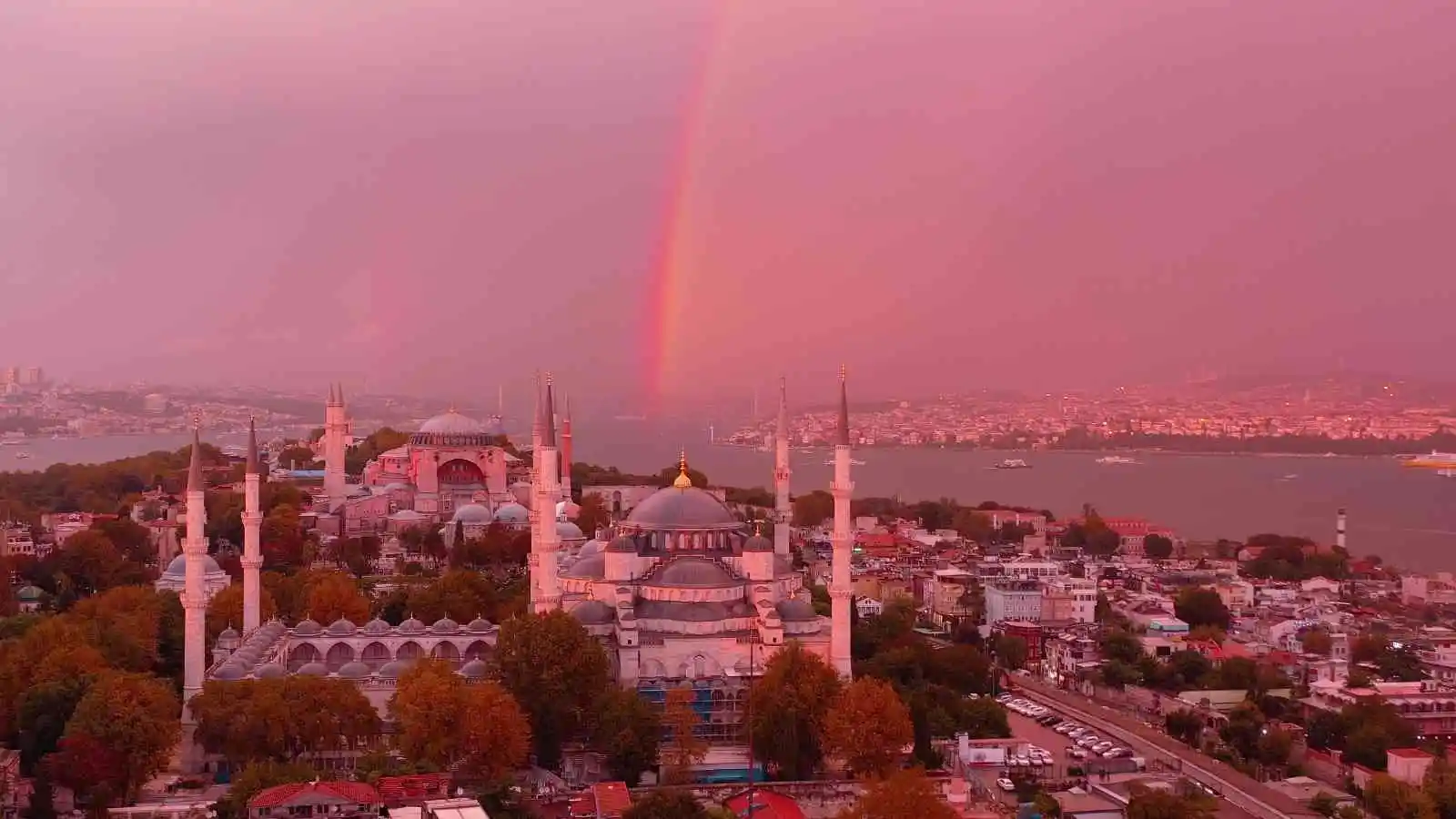 İstanbul’da gökkuşağı ve şimşekler kartpostallık görüntü oluşturdu
