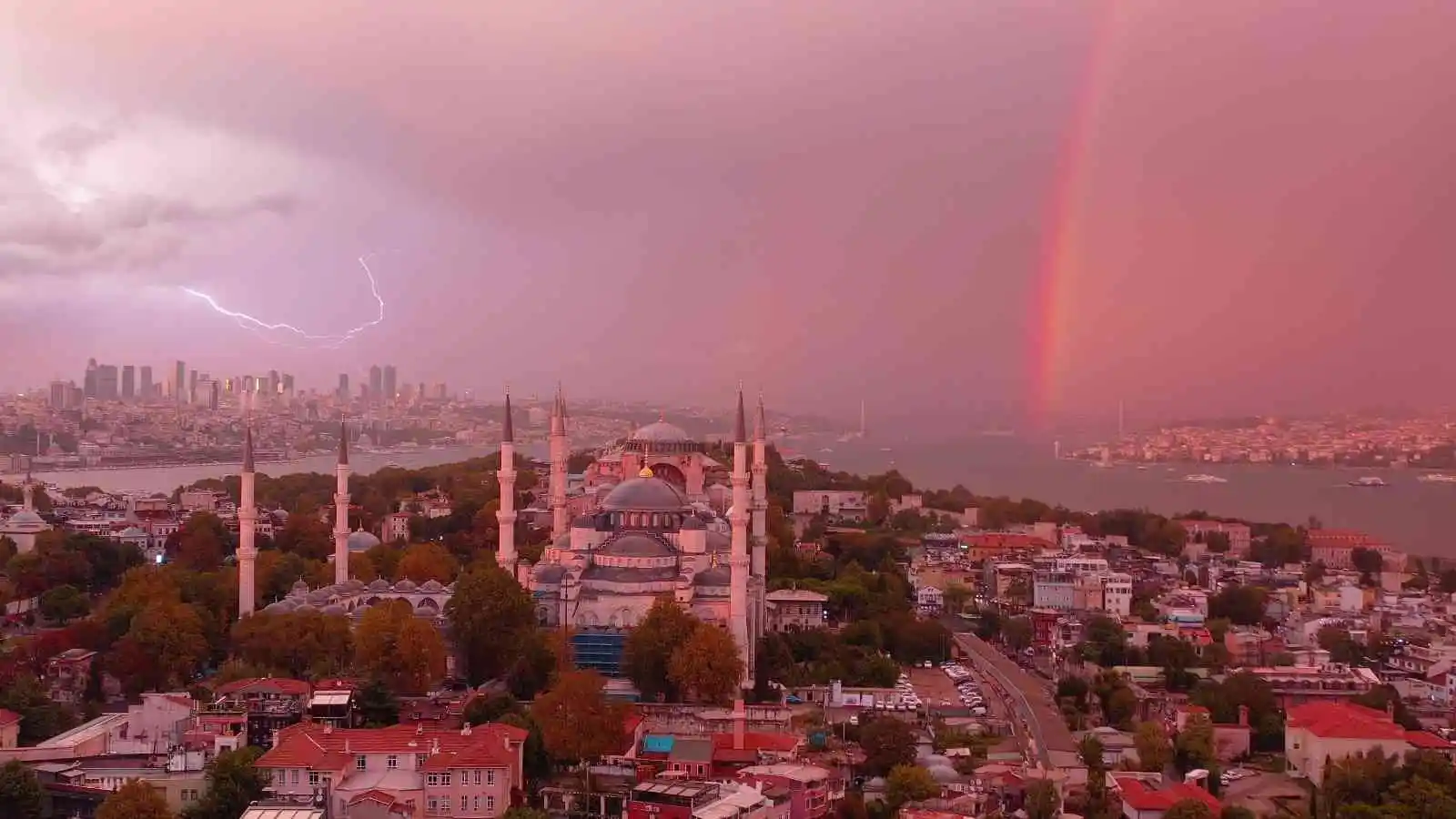 İstanbul’da gökkuşağı ve şimşekler kartpostallık görüntü oluşturdu
