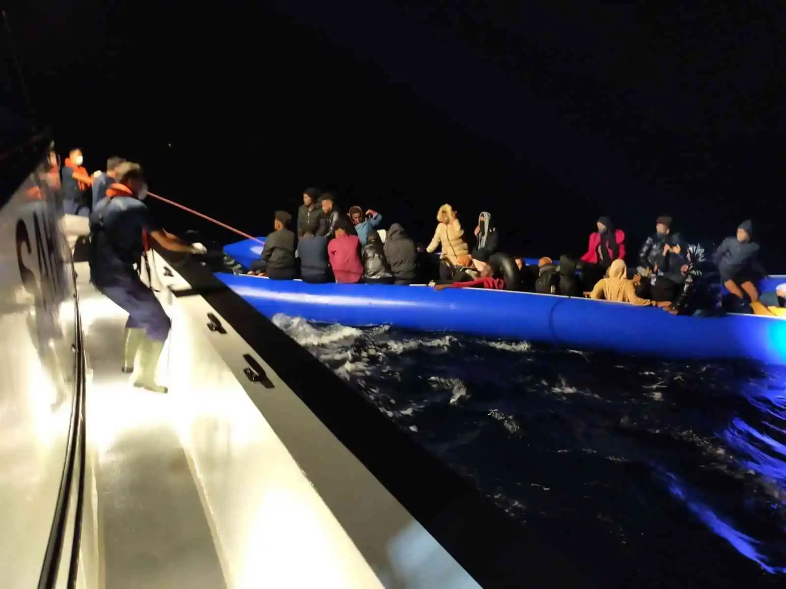 İzmir açıklarında 259 göçmen kurtarıldı, 14 göçmen de yakalandı
