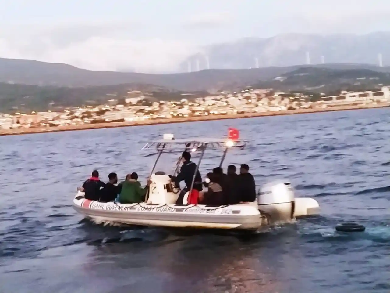 İzmir açıklarında 259 göçmen kurtarıldı, 14 göçmen de yakalandı
