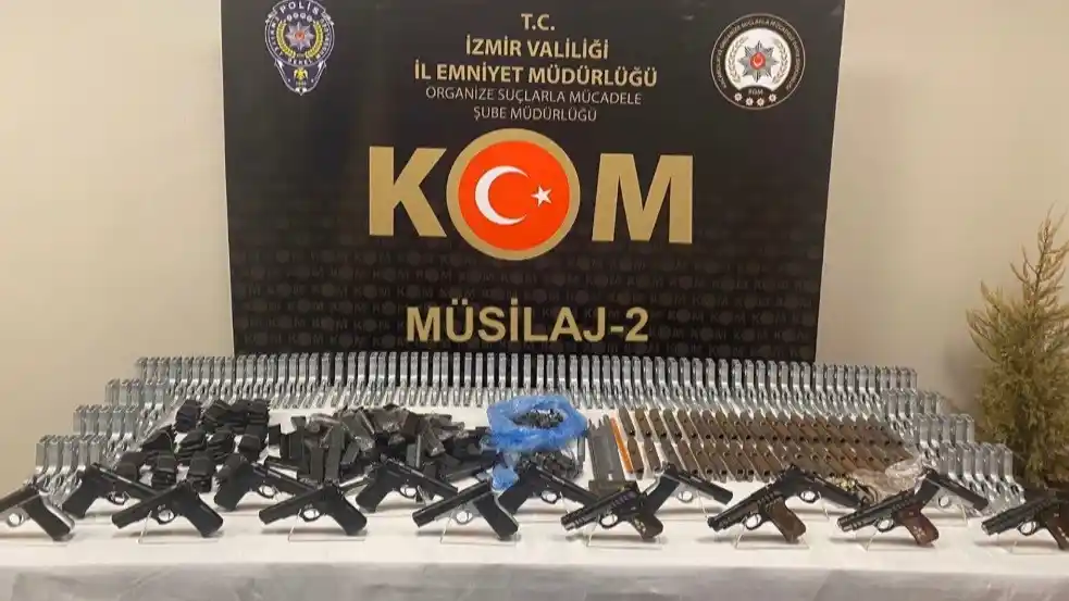 İzmir’de ’Camgöz’ ve ’Beldekler’ çetelerine operasyon: 18 gözaltı
