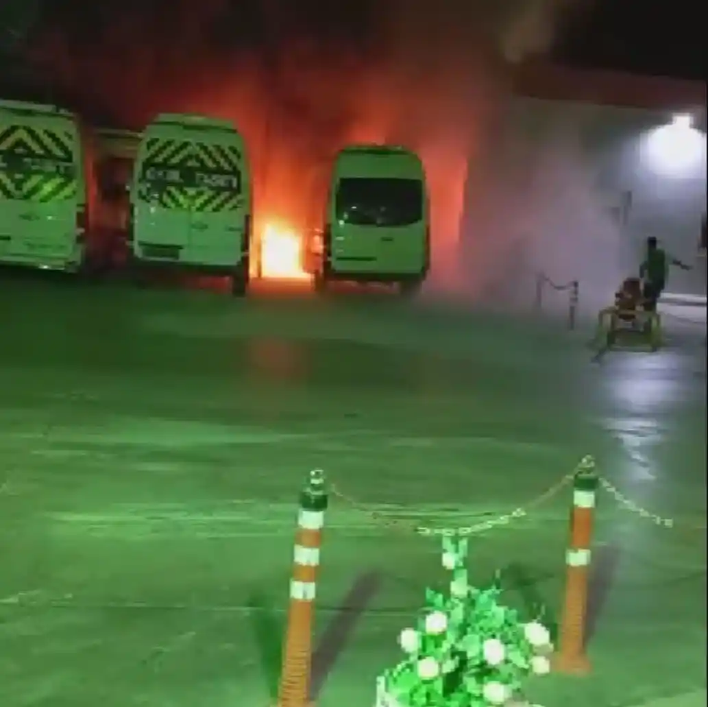İzmir'de panik anları: Akaryakıt istasyonunun yanında bulunan minibüs alev alev yandı
