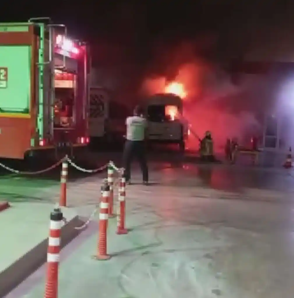 İzmir’de panik anları: Akaryakıt istasyonunun yanında bulunan minibüs alev alev yandı
