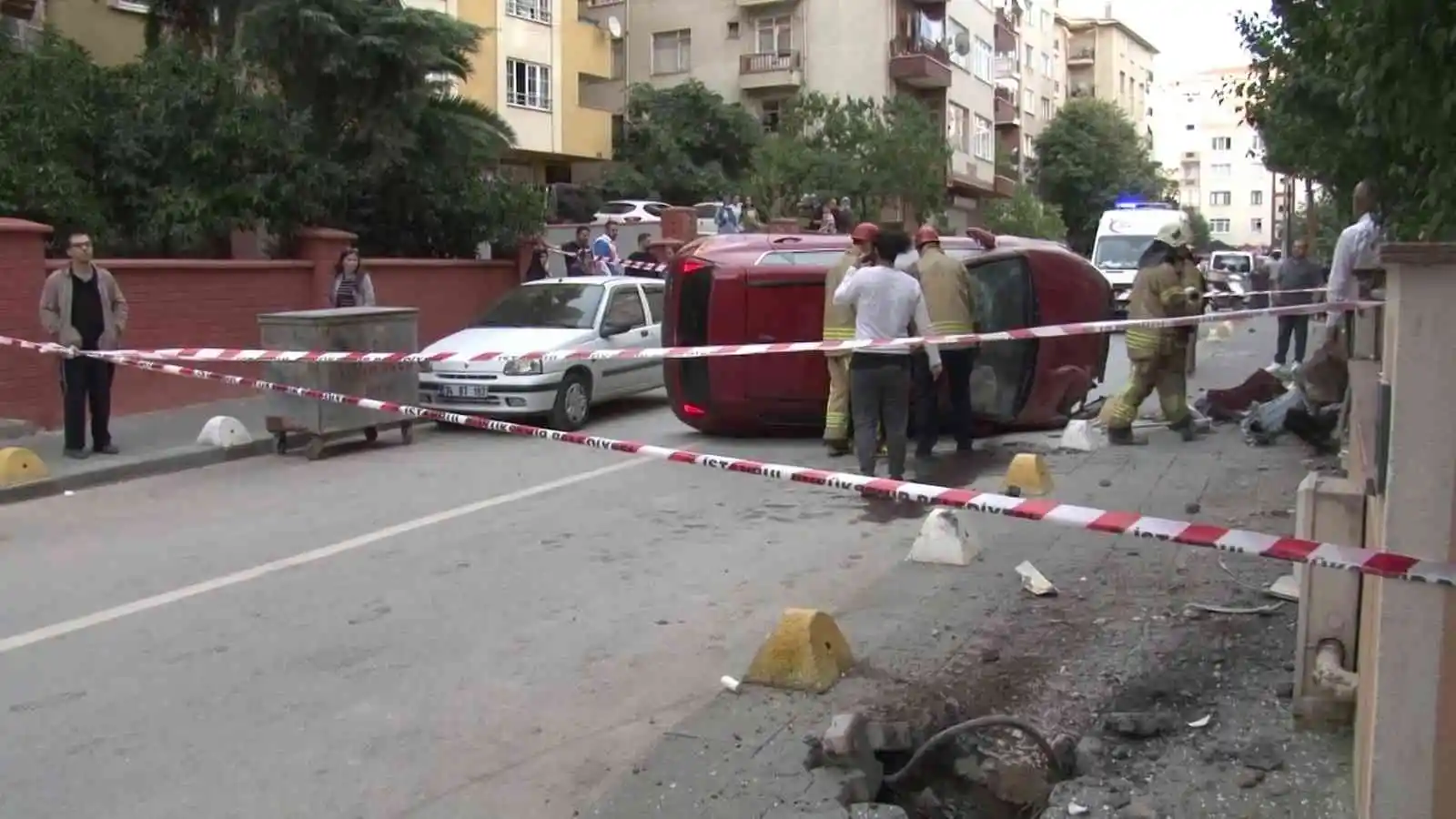 Kadıköy’de direğe çarpan otomobil yan yattı: 1 yaralı
