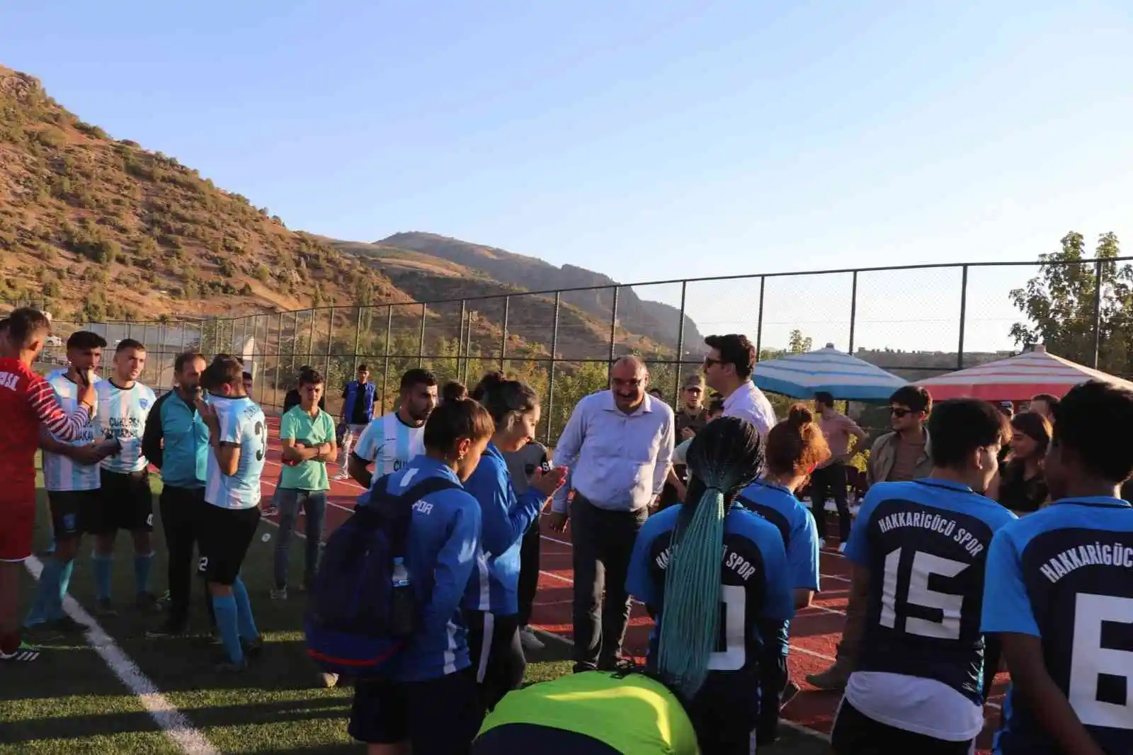 Kadın futbol takımı erkekleri yendi
