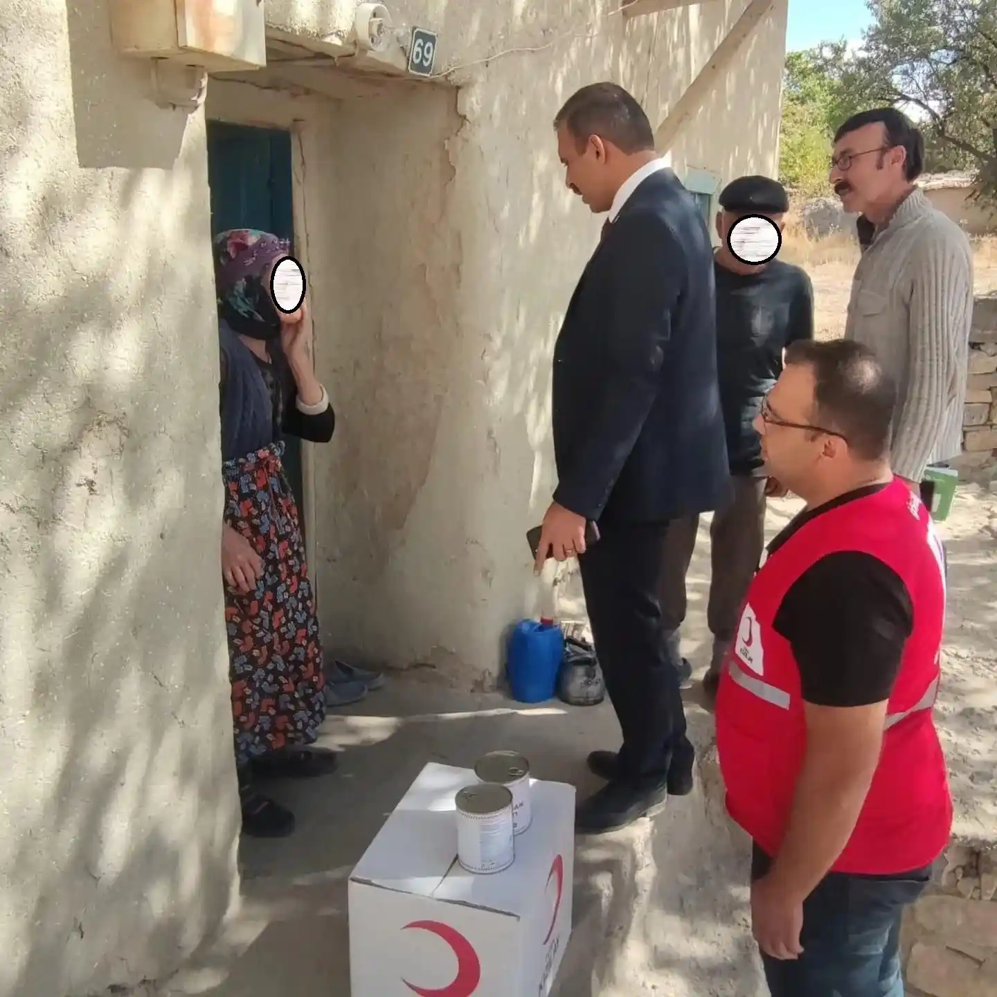 Kaymakam Demirbilek yoksul vatandaşlara erzak dağıttı