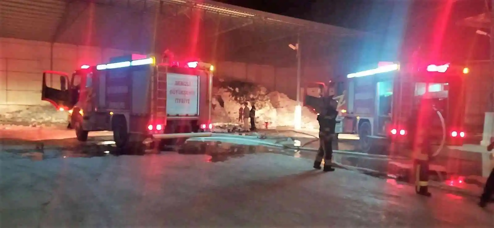 Kazı yaparken çıkan kıvılcım 45 ton pamuğa zarar verdi
