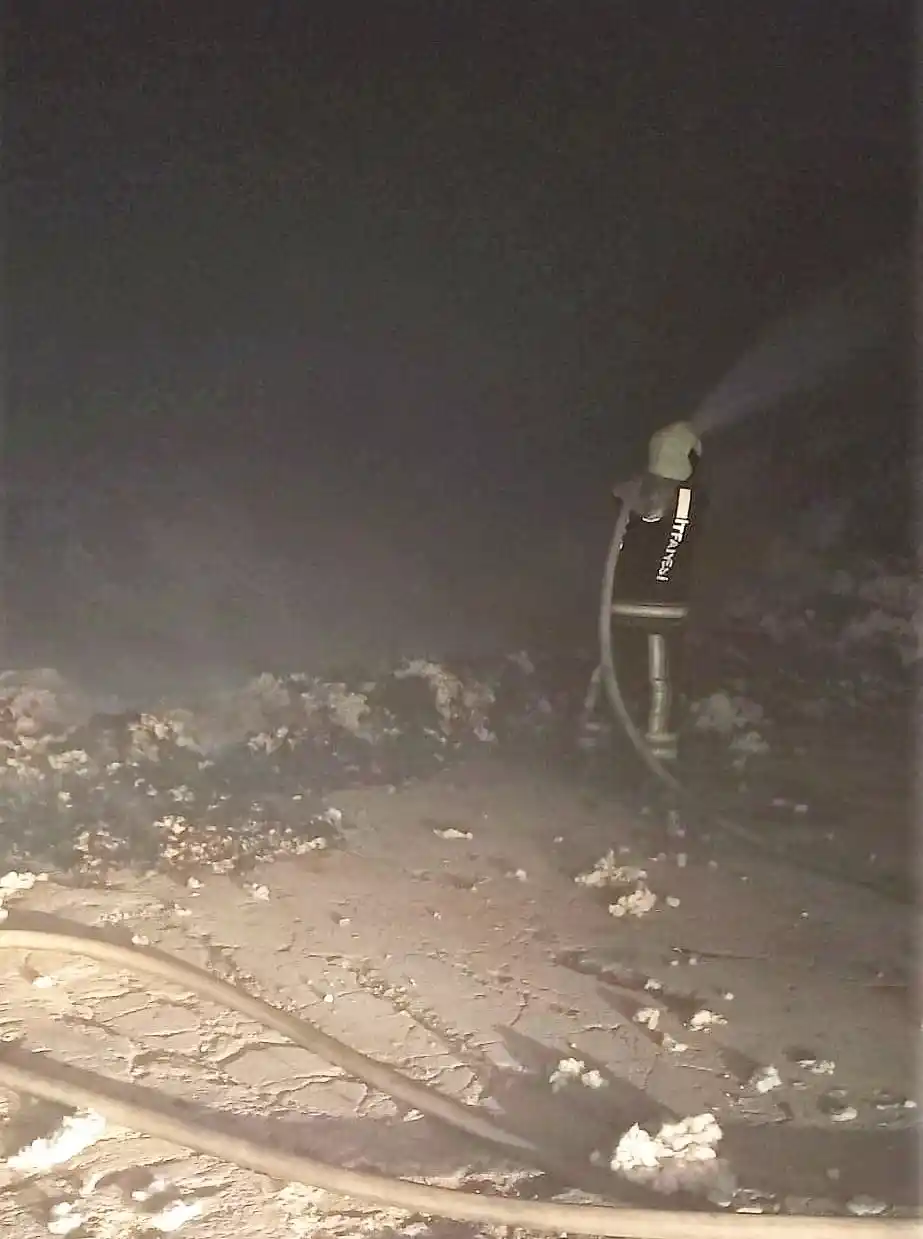 Kazı yaparken çıkan kıvılcım 45 ton pamuğa zarar verdi
