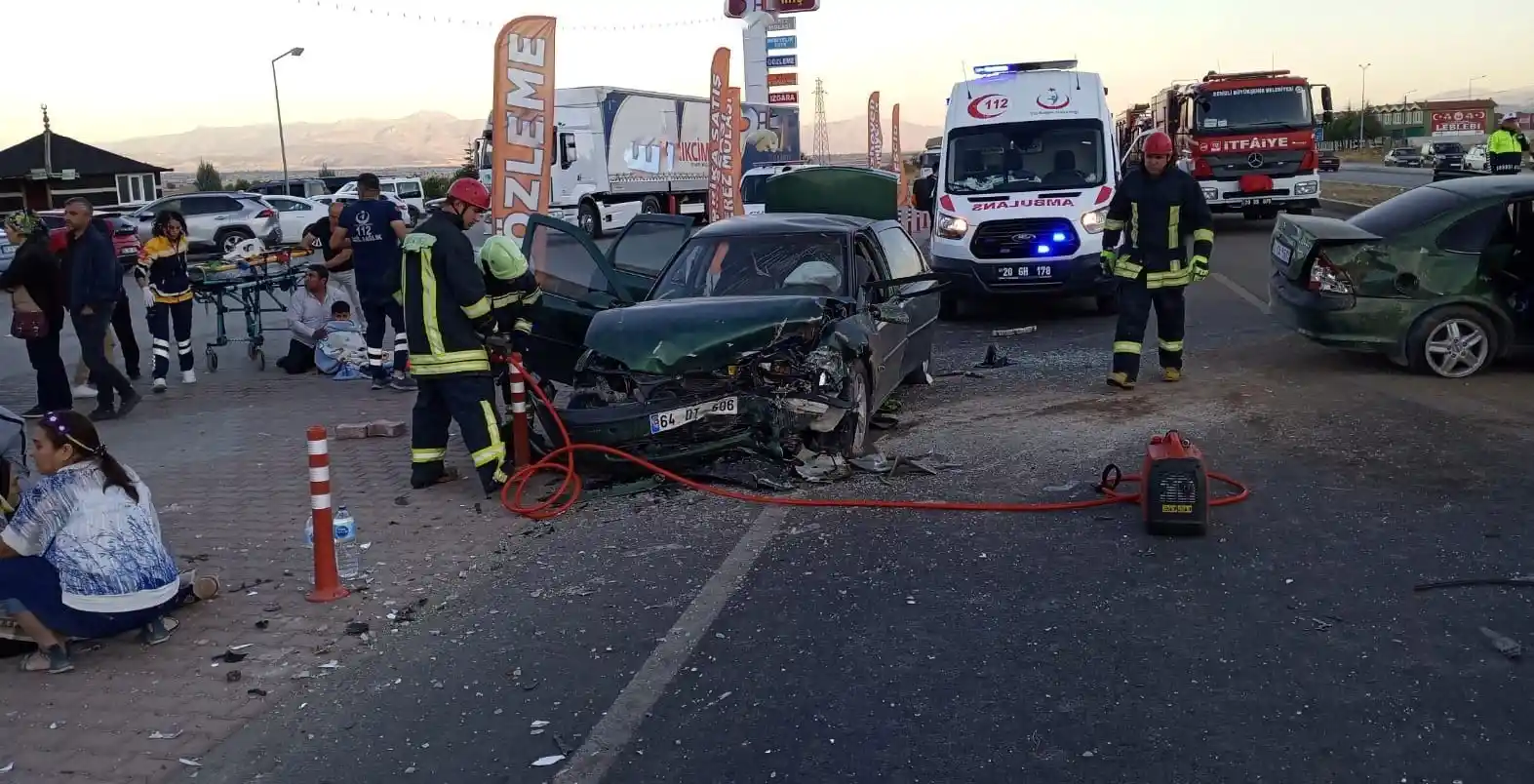 Lastiği patlayan otomobil karşı şeride geçip dehşet saçtı: 1 bebek öldü, 3'ü çocuk 9 kişi yaralandı