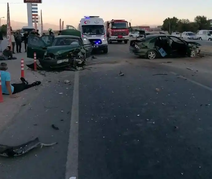 Lastiği patlayan otomobil karşı şeride geçip dehşet saçtı: 1 bebek öldü, 3’ü çocuk 9 kişi yaralandı