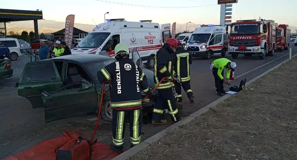 Lastiği patlayan otomobil karşı şeride geçip dehşet saçtı: 1 bebek öldü, 3’ü çocuk 9 kişi yaralandı