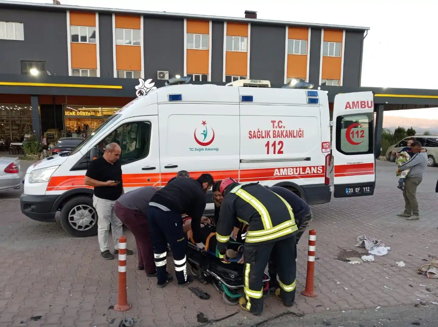Lastiği patlayan otomobil karşı şeride geçip dehşet saçtı: 1 bebek öldü, 3’ü çocuk 9 kişi yaralandı