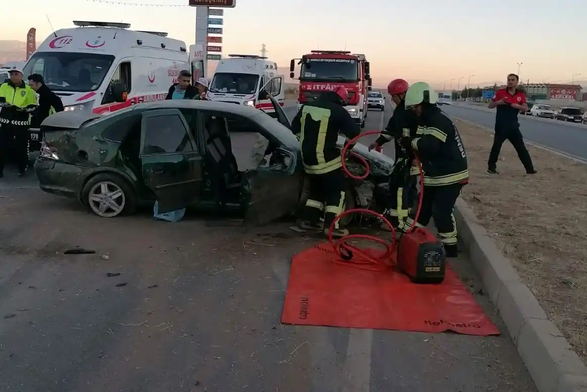 Lastiği patlayan otomobil karşı şeride geçip dehşet saçtı: 1 bebek öldü, 3’ü çocuk 9 kişi yaralandı