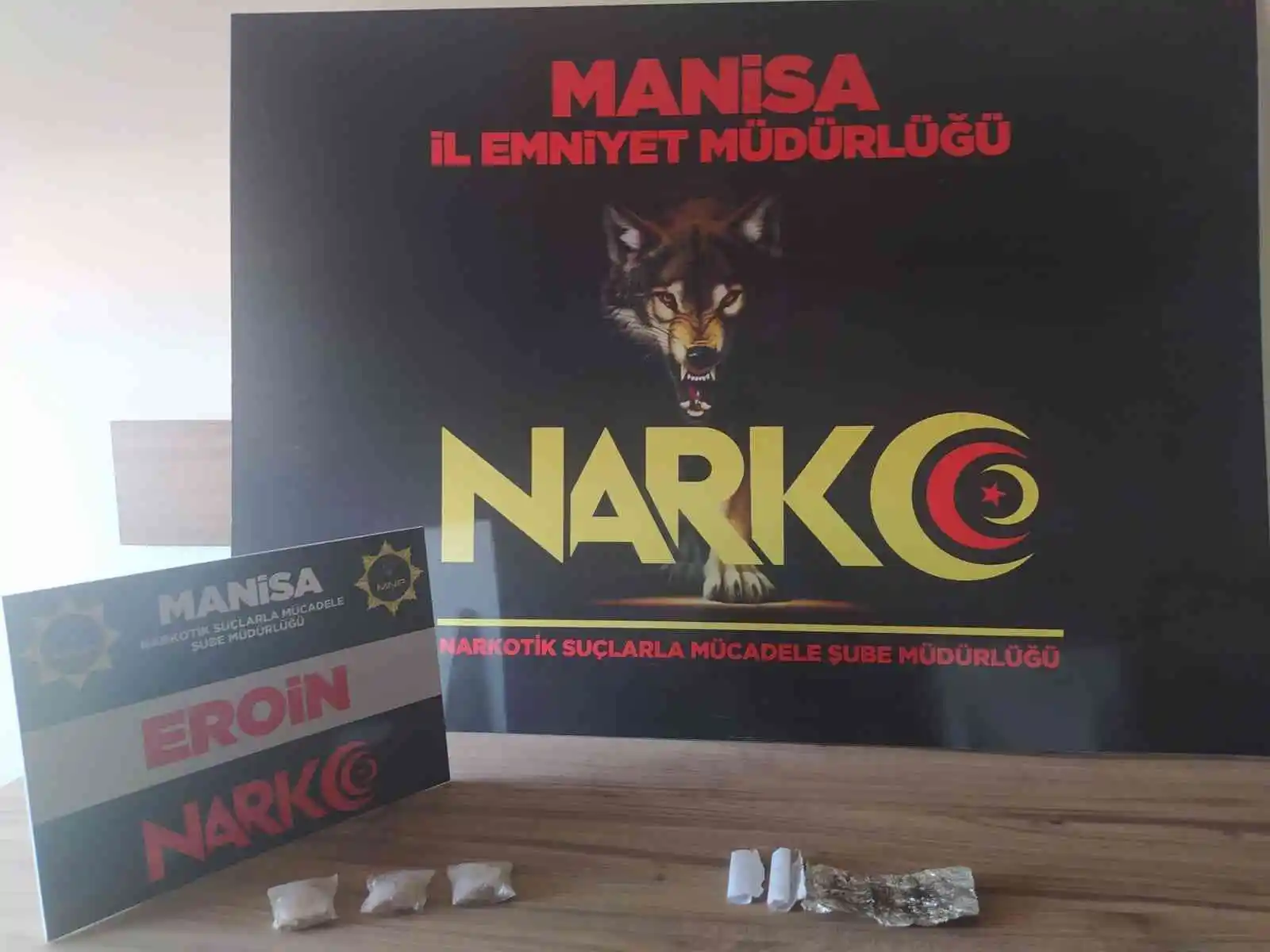 Manisa'da eroin ve esrar yakalandı: 3 gözaltı
