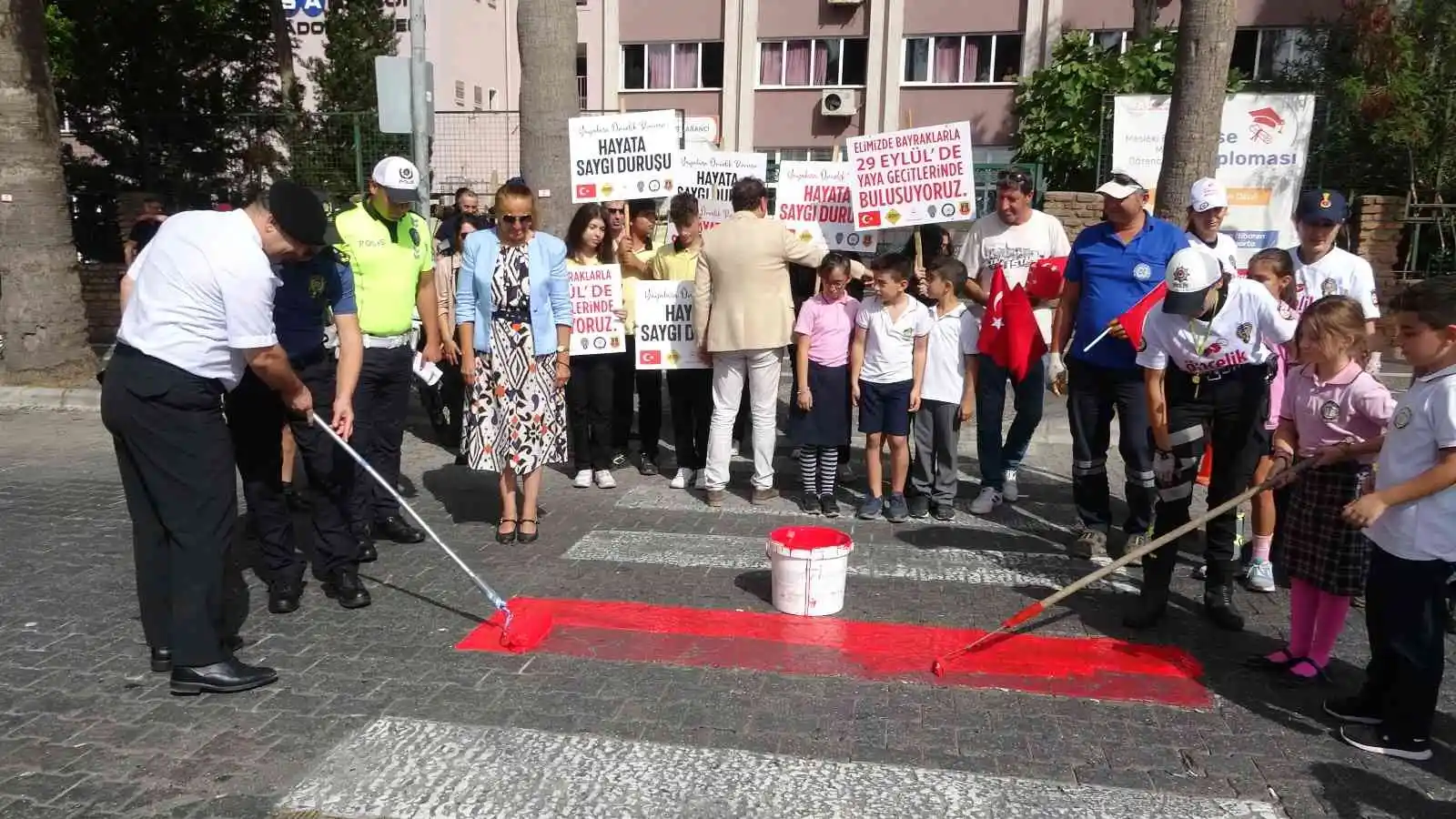 Marmaris'te yaya geçitleri kırmızıya boyandı