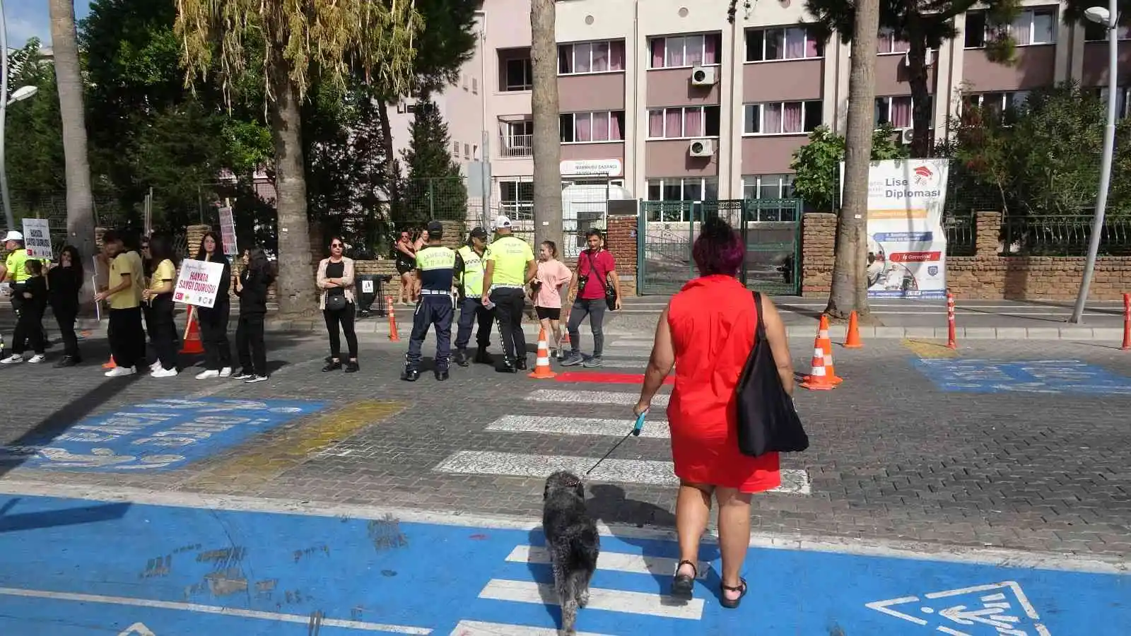 Marmaris’te yaya geçitleri kırmızıya boyandı